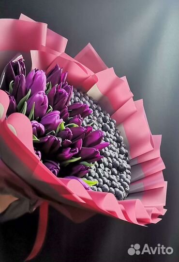 Букет из ягод с цветами