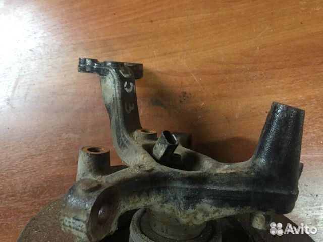 Кулак Гольф 6 задний правый 1K0505436p