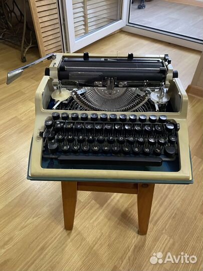 Портативная механическая пишущая машинка «Любава»