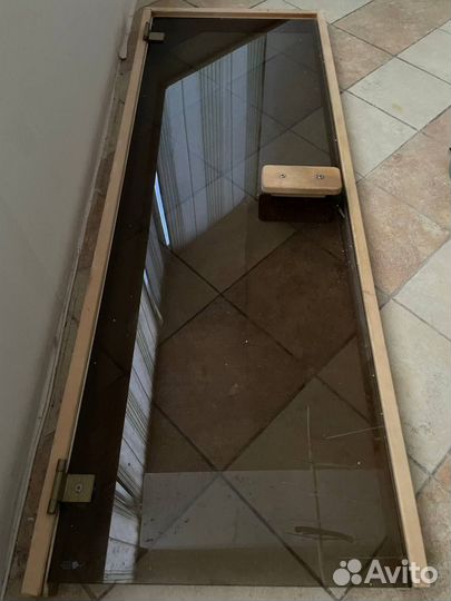 Стеклянная дверь в сауну с косяком