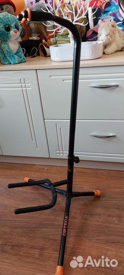 Стойка для гитары с держателем
