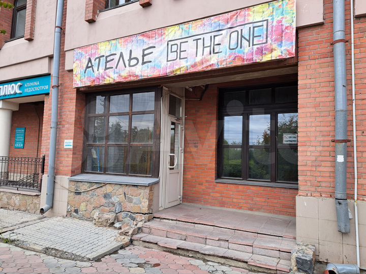 С отдельным входом выставочное шоурум магазин ател