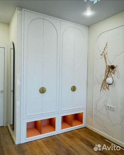 Красивый парящий шкаф