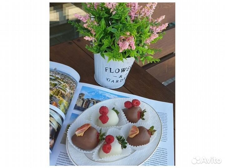 Набор клубники в шоколаде и бананы в шоколаде KBK