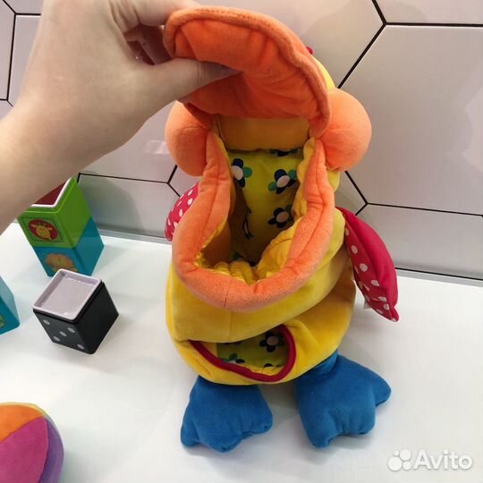 Игрушки для малышей. Пеликан, мяч, кубики