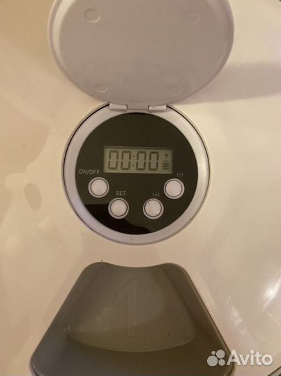 Автоматическая кормушка для собак и кошек