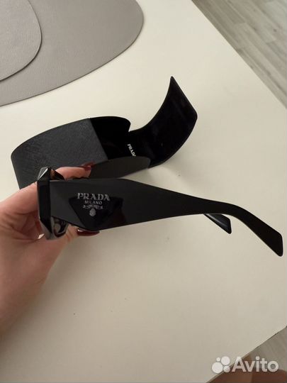 Солнцезащитные очки Prada
