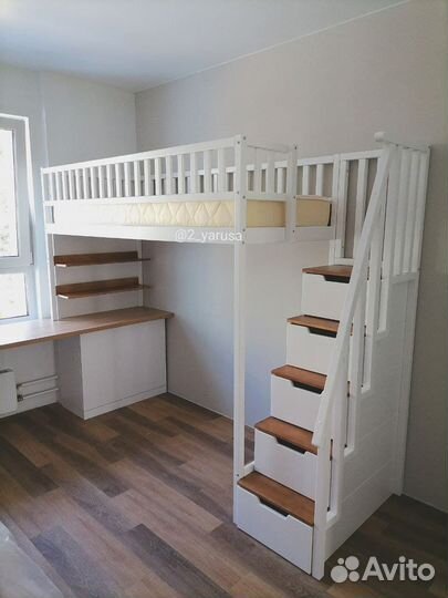 Кровать чердак с лестницей комодом