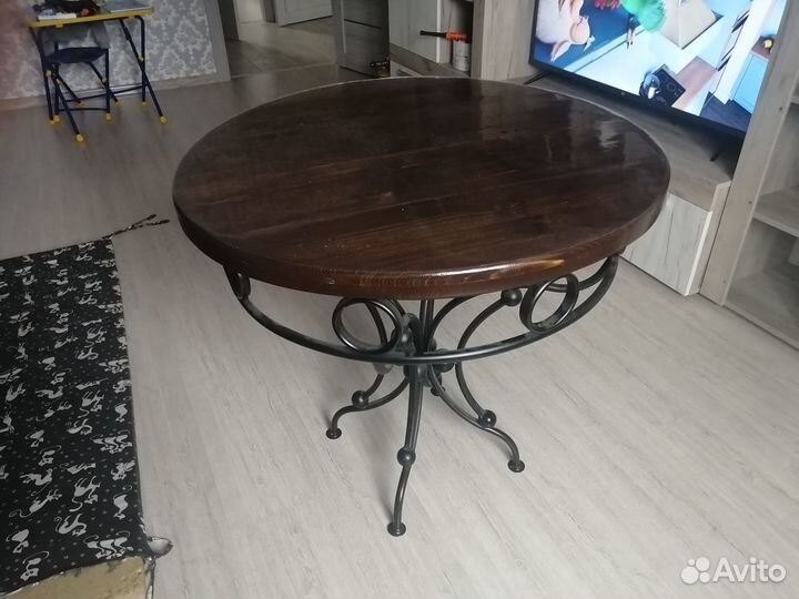 Кованный столик,круглый