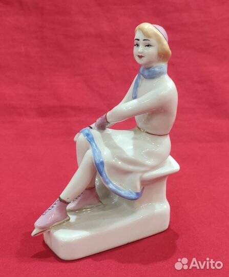 Статуэтка фарфоровая. Конькобежка на отдыхе. СССР