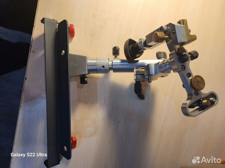 Манипулятор для вышлифовки парикмахерских ножниц