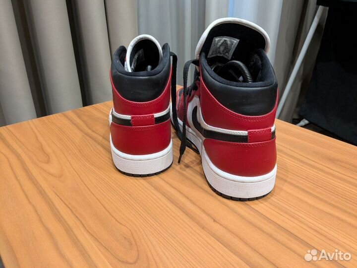 Nike Air Jordan 1 Mid Chicago Toe