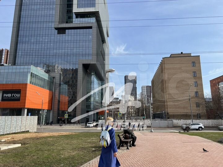 Стрит 150 метров до метро