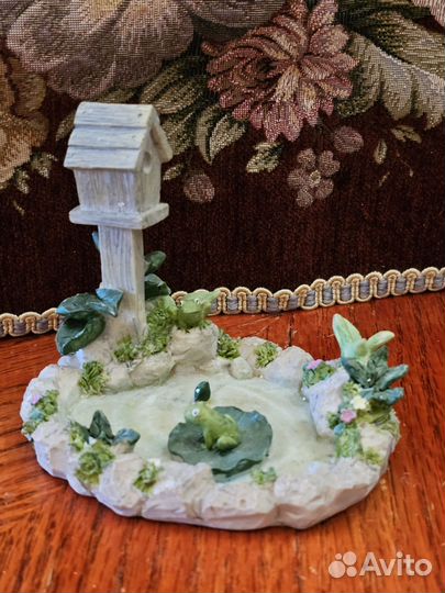 Лягушки в пруду