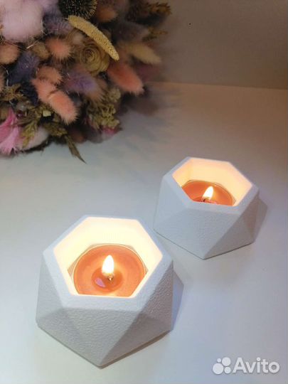 Подсвечники со свечами