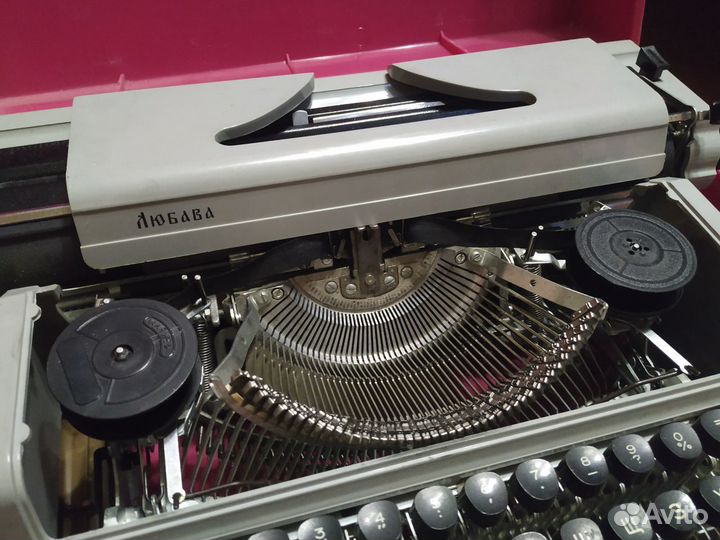 Печатная пишущая машинка 1991 года