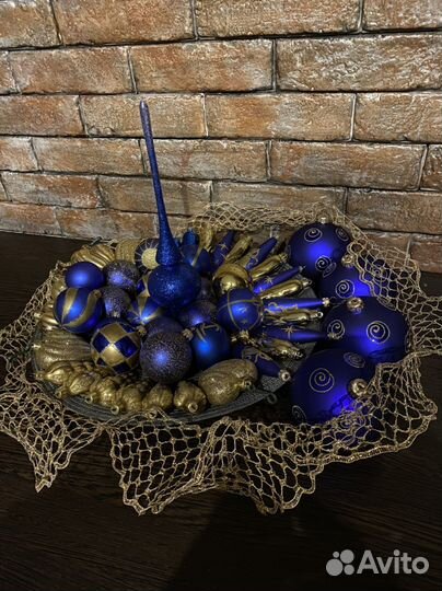 Елочные игрушки, гирлянды, подставка под ёлку