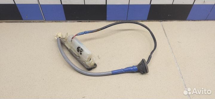 Кнопка открывания багажника Avensis II 2003-2008