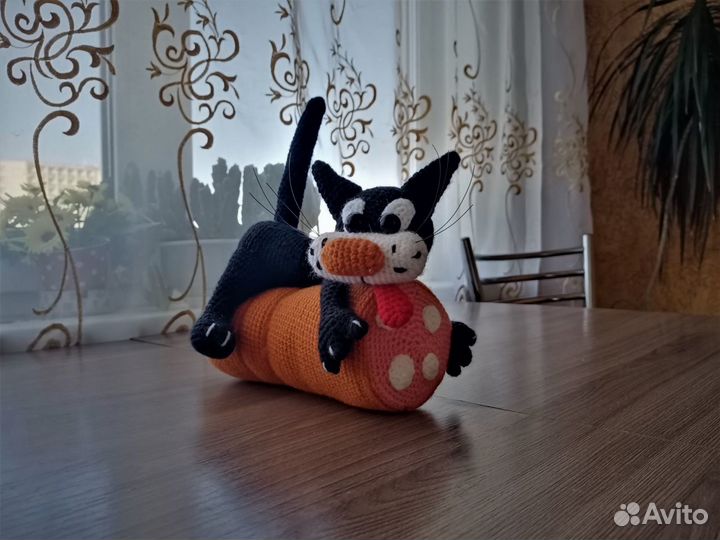 Кот на колбасе крючком