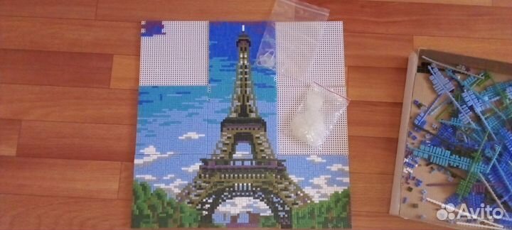 Картина мозаика не доделала ещё 3 квадрата