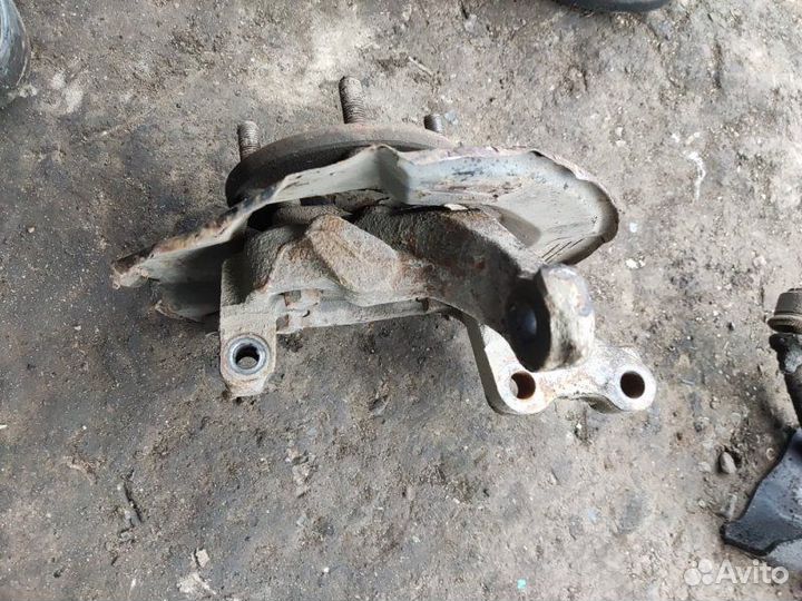 Кулак поворотный передний левый Mitsubishi Galant