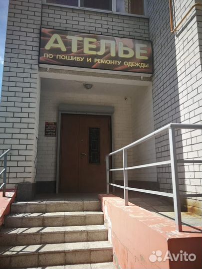 Швея портной в ателье