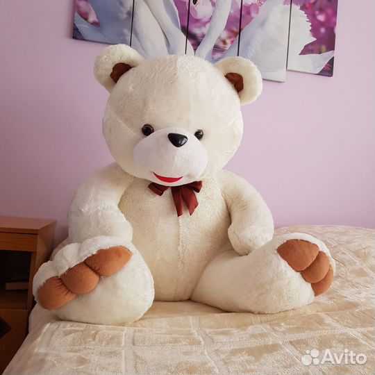 Большой плюшевый медведь