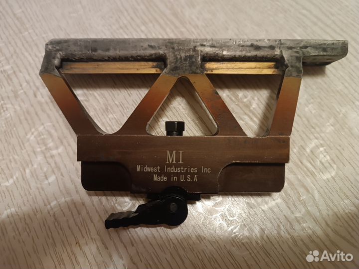 Боковой кронштейн для оптики