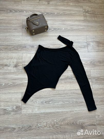 Боди водолазка на одно плечо черное