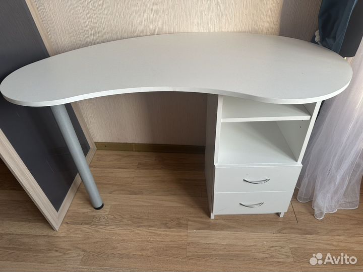 Маникюрный стол