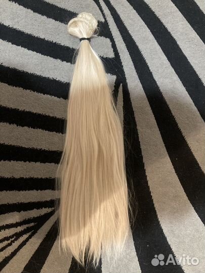 Волосы на заколках блонд