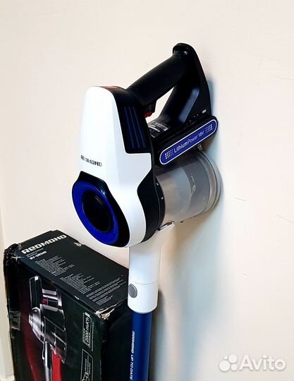 Вертикальный пылесос Redmond