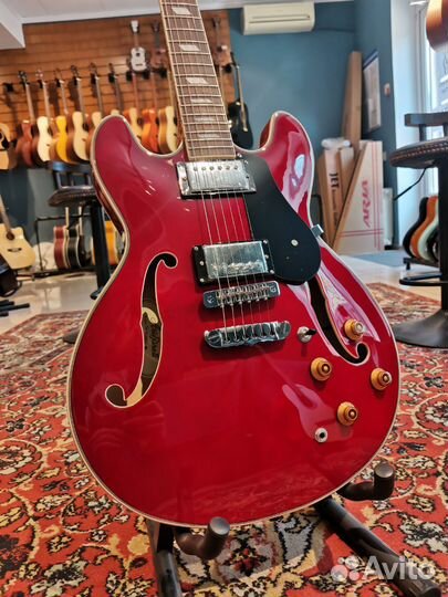 Полуакустическая электрогитара Aria