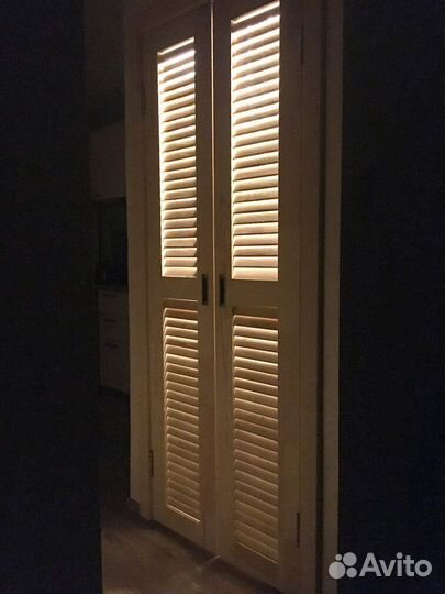 Шкаф с жалюзийными дверями