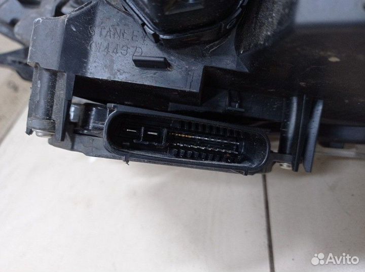 Фара передняя правая Toyota RAV4