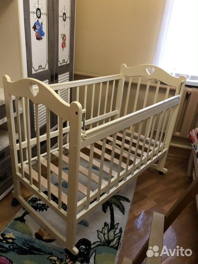 Детская кроватка с маятником