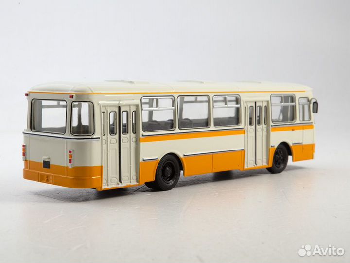 1:43 Масштабная модель Автобус Ликинский-677М, беж