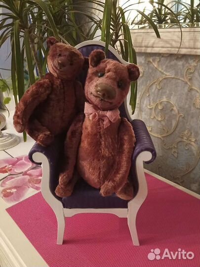 Медведи тедди на кресле