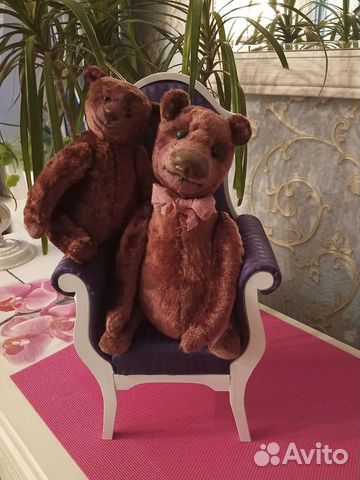 Медведи тедди на кресле