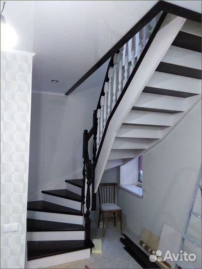 Деревянная лестница на второй этаж