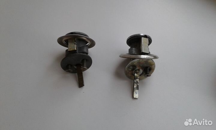 Замок дверной накладной