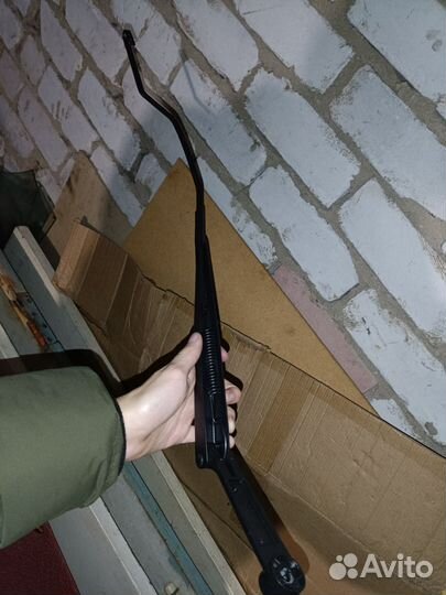 Поводок стеклоочистителя левый калина 1