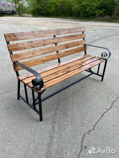 Лавка с кованными элементами