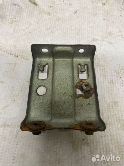 Крепление переднего клюва Honda Dio AF-27 / 28