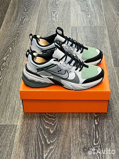 Nike air zoom wmns v2k