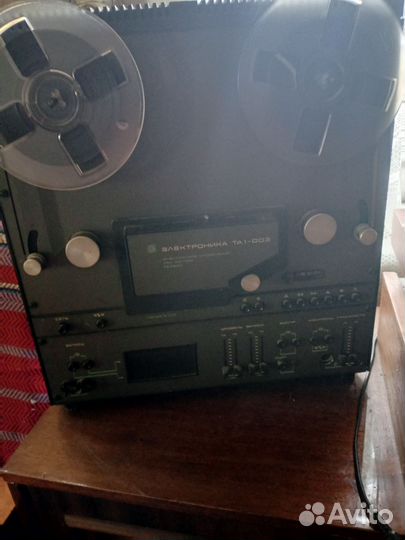 Катушечный магнитофон и проигрыватель винила