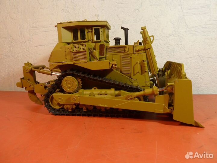 Продам модель бульдозера М1:35