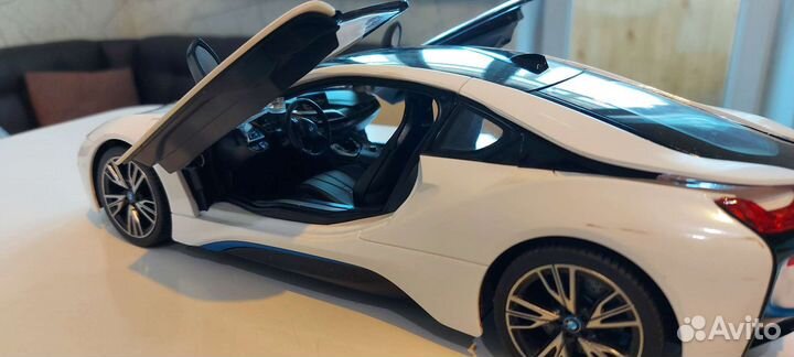 Машинка на радиоуправлении BMW i8