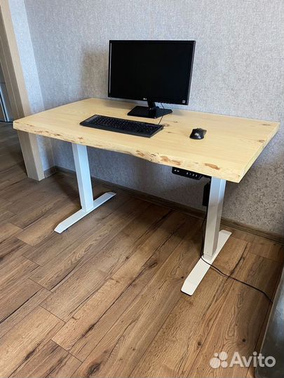 Компьютерный стол с электрорегулировкой