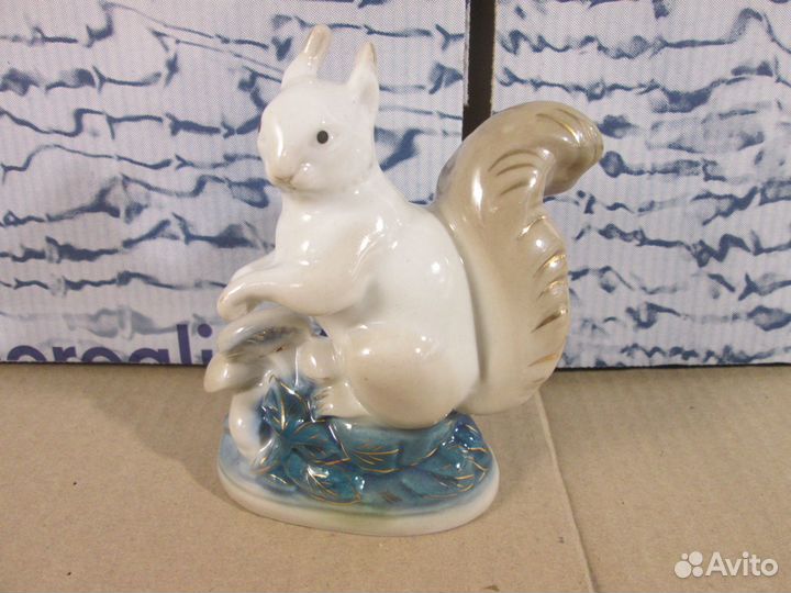 Фарфоровая статуэтка белочка гжель